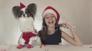 美丽的少女和狗，穿着圣诞老人的服装，尽情享受新年`的欢乐